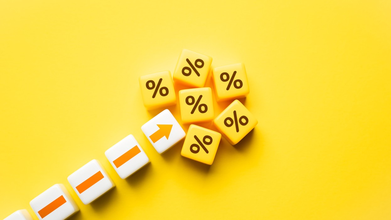 Narrow growing bar chart with a percentage symbol.